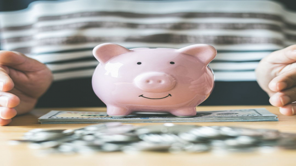 【介護士の給料】ボーナスは？退職金は？正社員で収入を安定させる方法